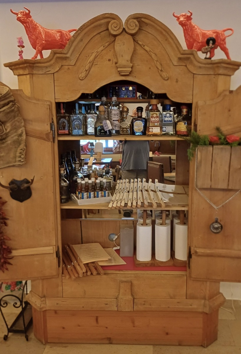 Bar-Schrank mit Tequila & Deko